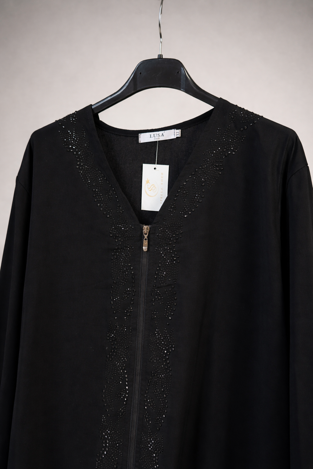 Abaya nera elegante con dettagli luminosi