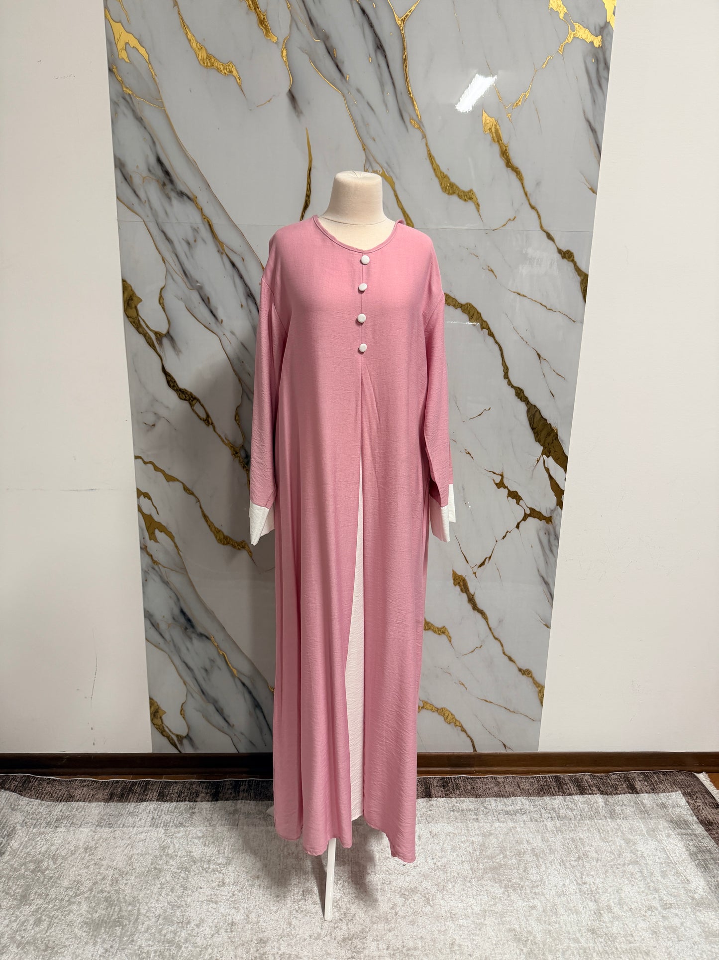 Abaya Rosa in Tessuto Morbido – Comfort ed Eleganza Quotidiana