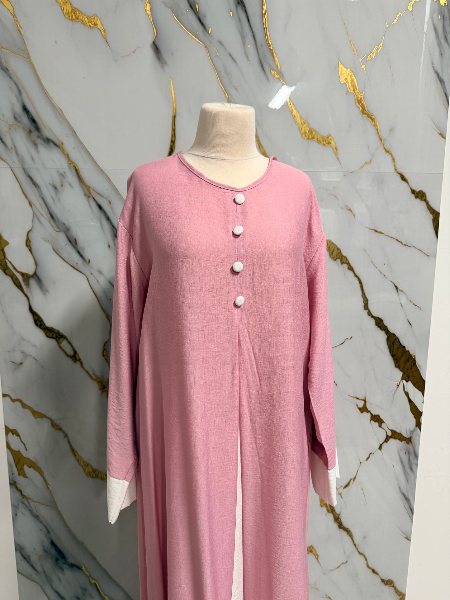 Abaya Rosa in Tessuto Morbido – Comfort ed Eleganza Quotidiana