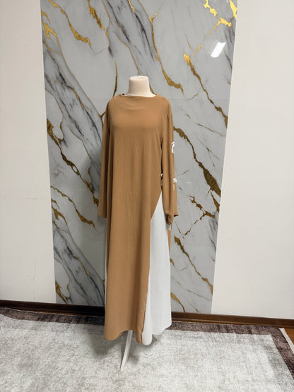 Abaya Caramello con Fiocchi Decorativi – Made in Italy