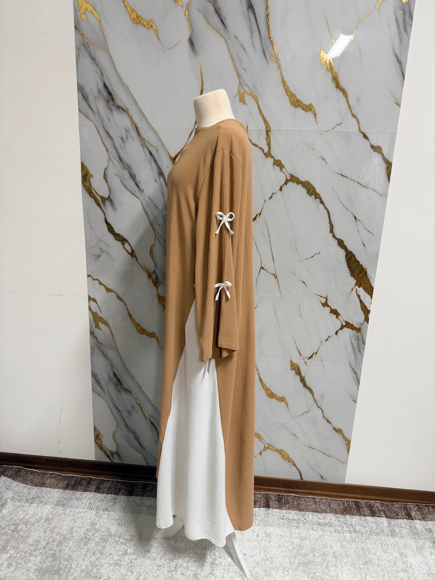 Abaya Caramello con Fiocchi Decorativi – Made in Italy