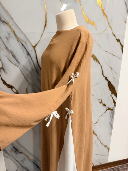 Abaya Caramello con Fiocchi Decorativi – Made in Italy