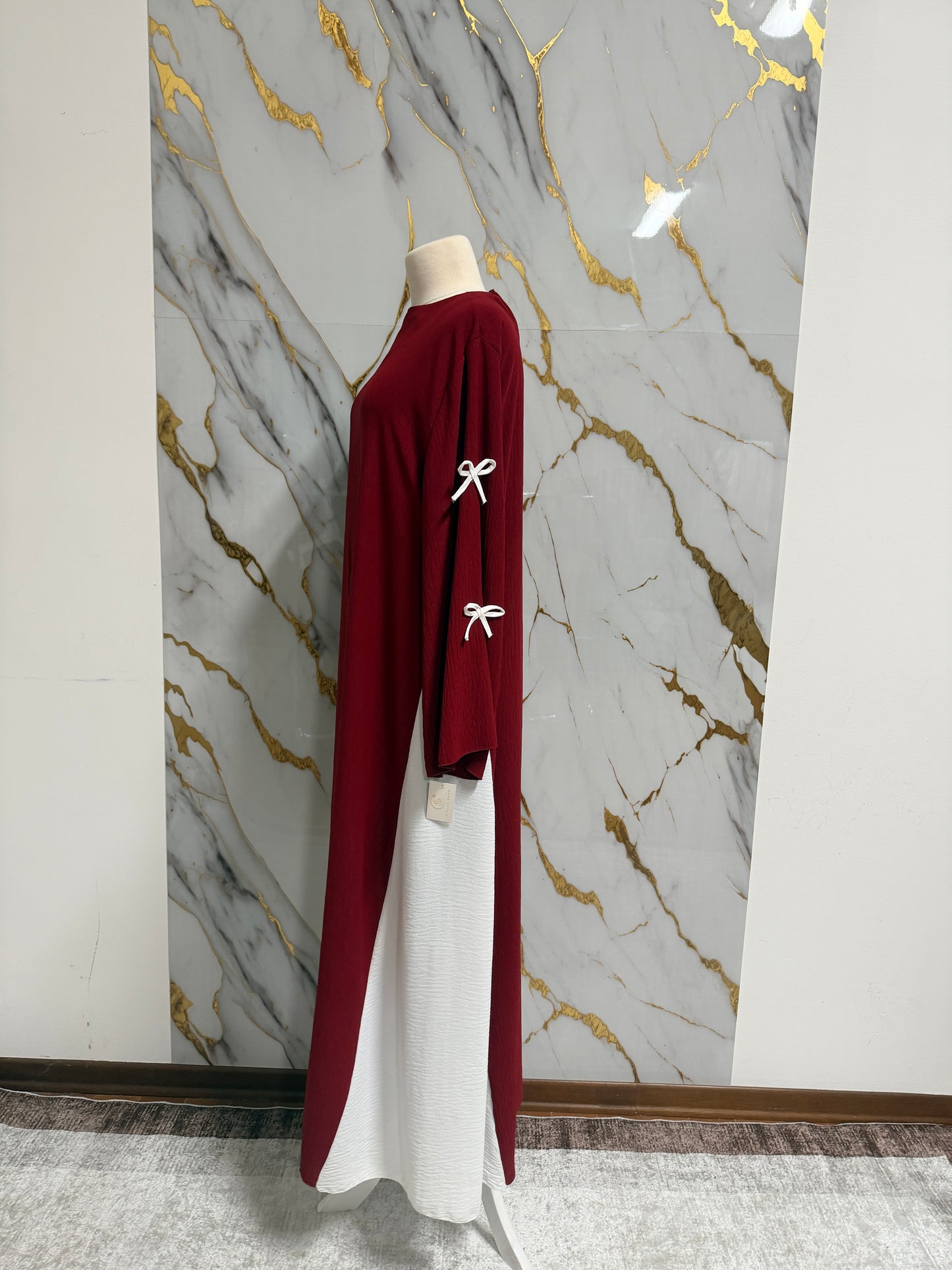 Abaya Rossa con Fiocchi Decorativi – Eleganza Made in Italy