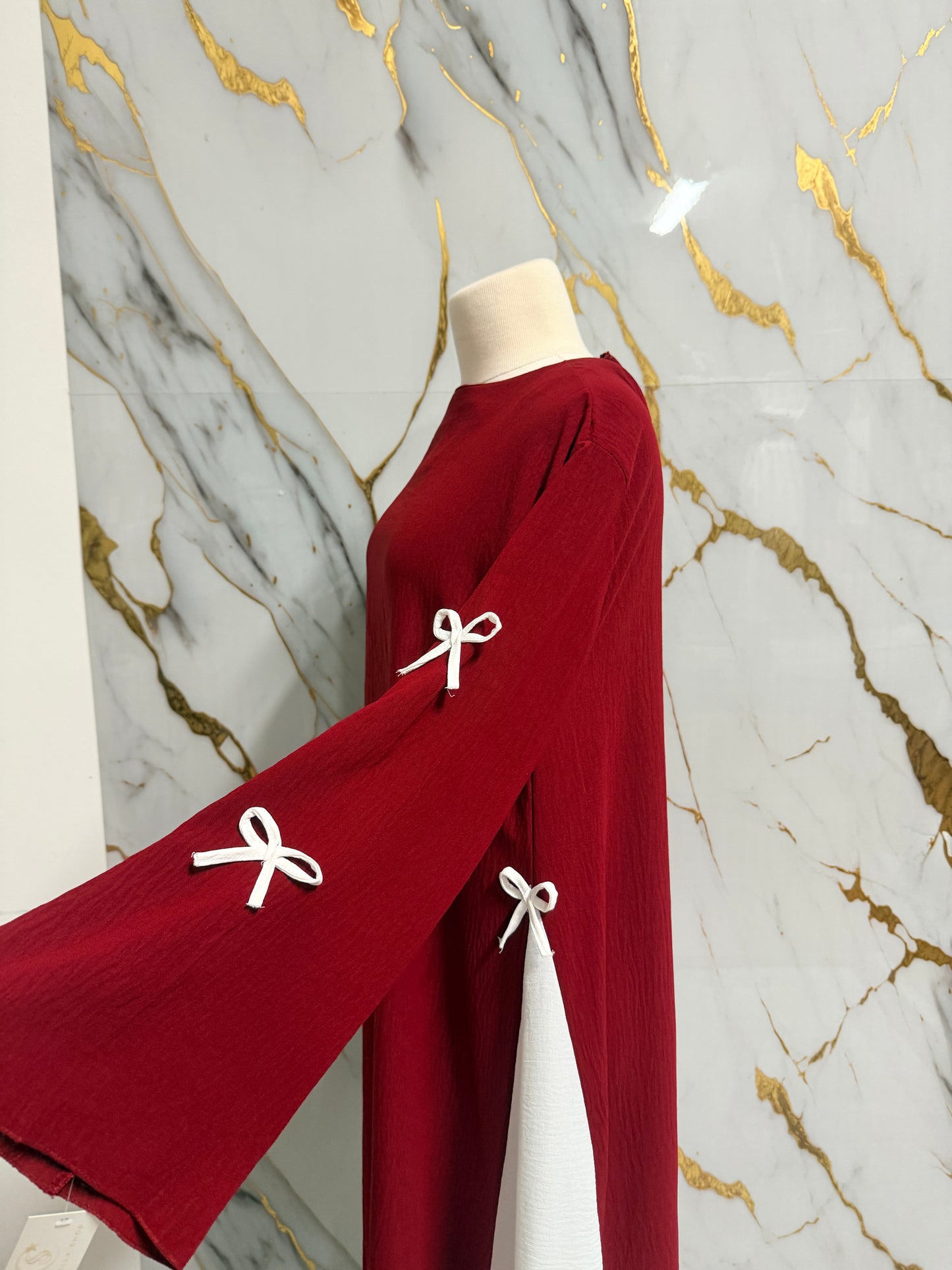 Abaya Rossa con Fiocchi Decorativi – Eleganza Made in Italy