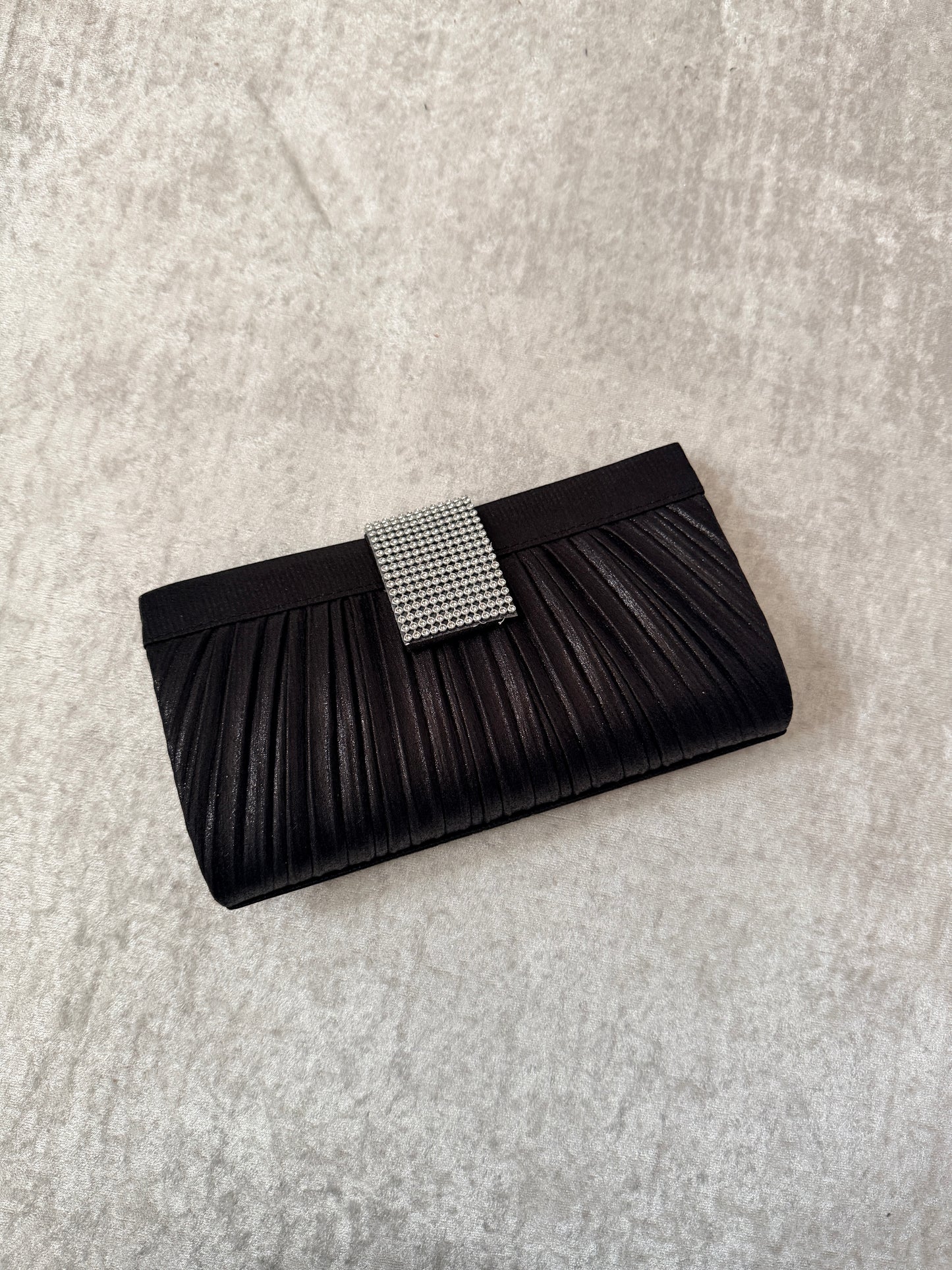 Clutch Elegante con Dettaglio Brillante