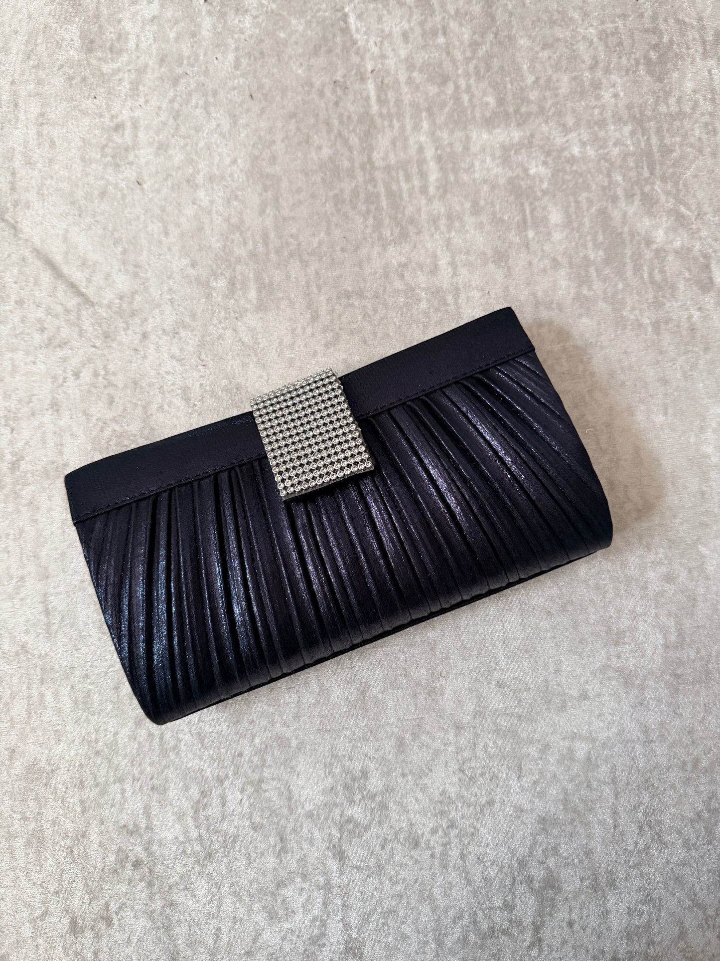 Clutch Elegante con Dettaglio Brillante