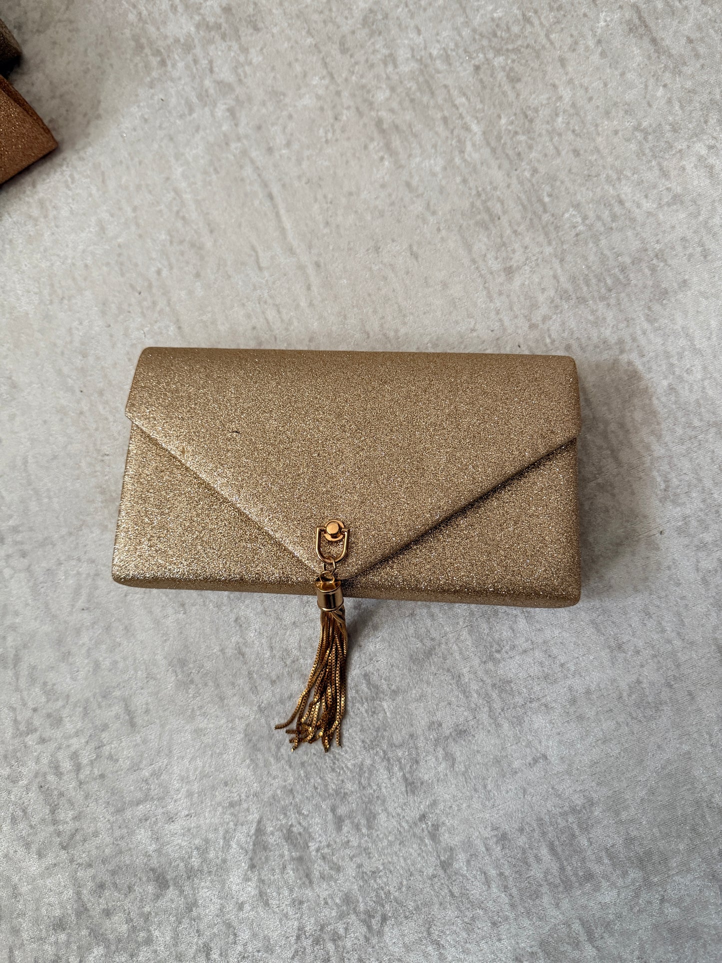 Clutch Oro con Nappa Decorativa