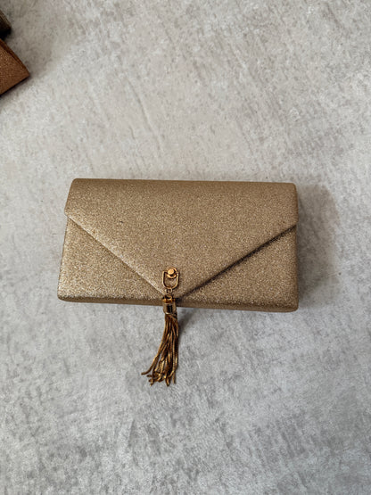 Clutch Oro con Nappa Decorativa
