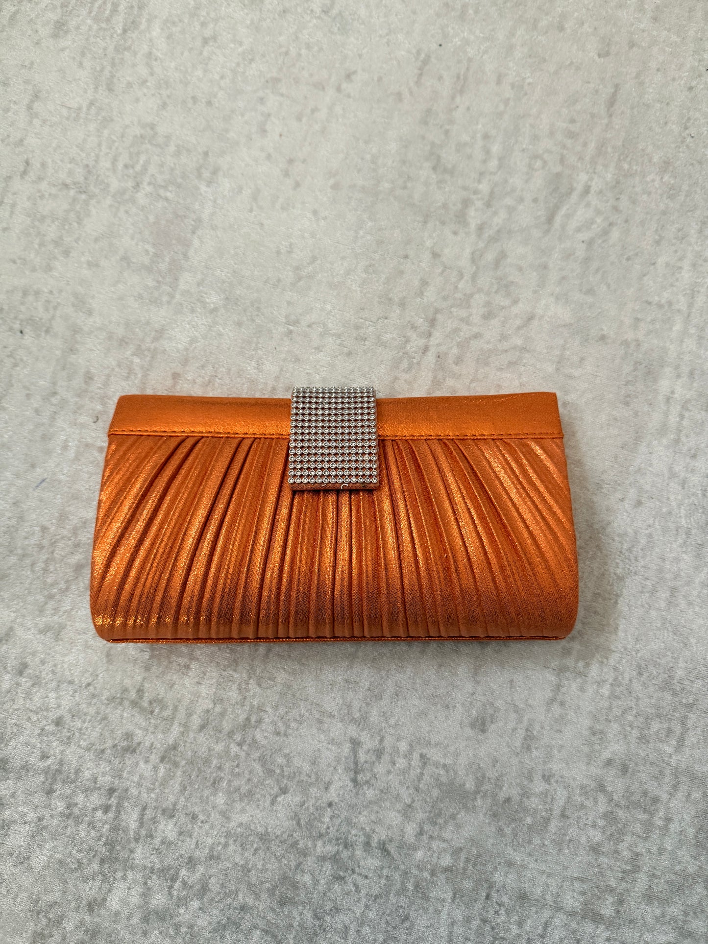 Clutch Elegante con Dettaglio Brillante