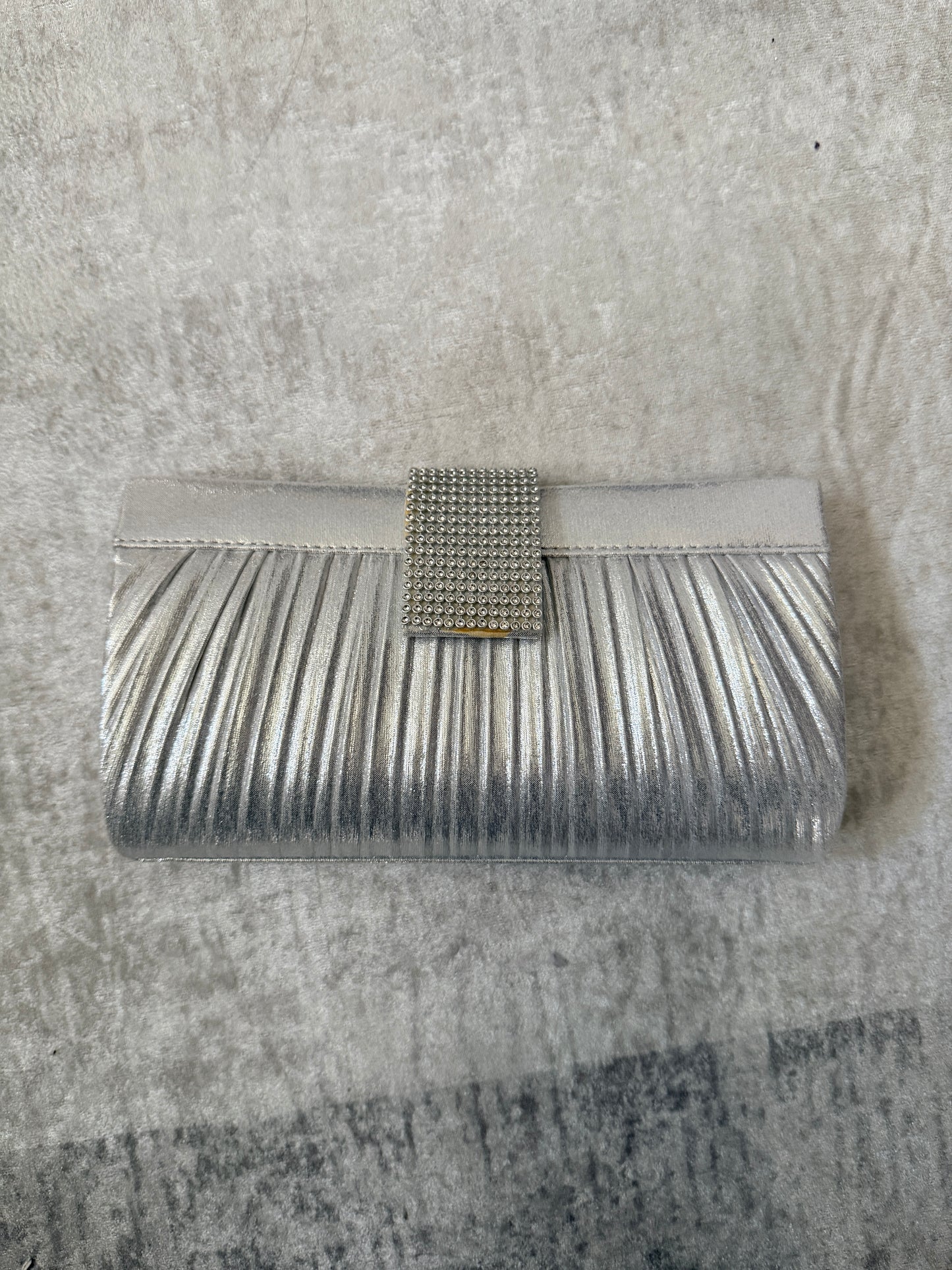 Clutch Elegante con Dettaglio Brillante