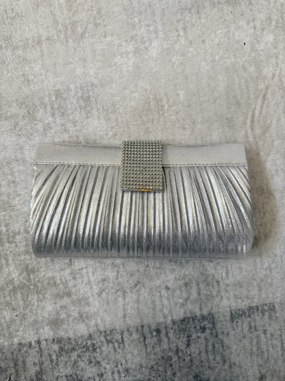 Clutch Elegante con Dettaglio Brillante