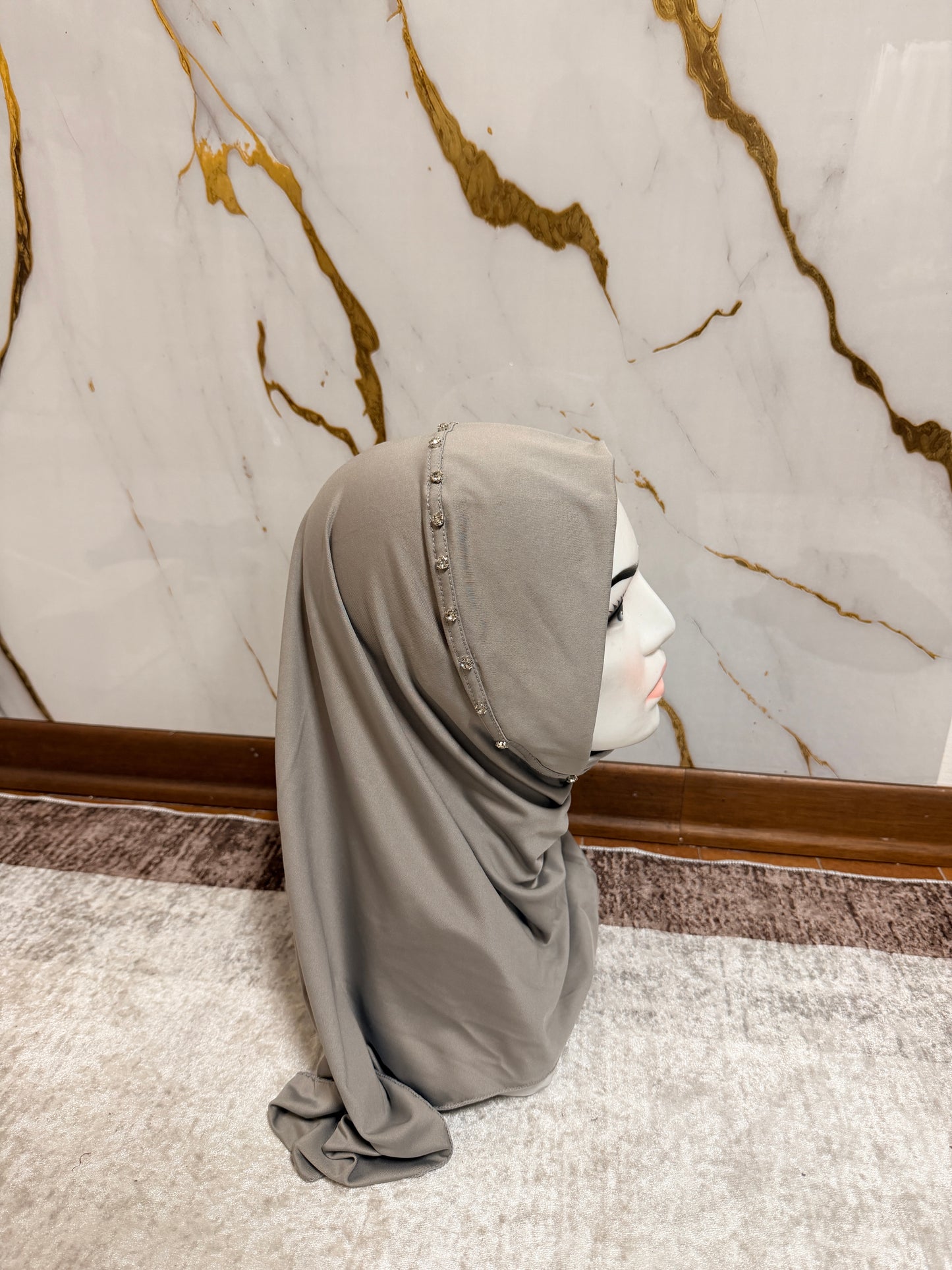 💛 Hijab con Cristalli – Comodo e Raffinato