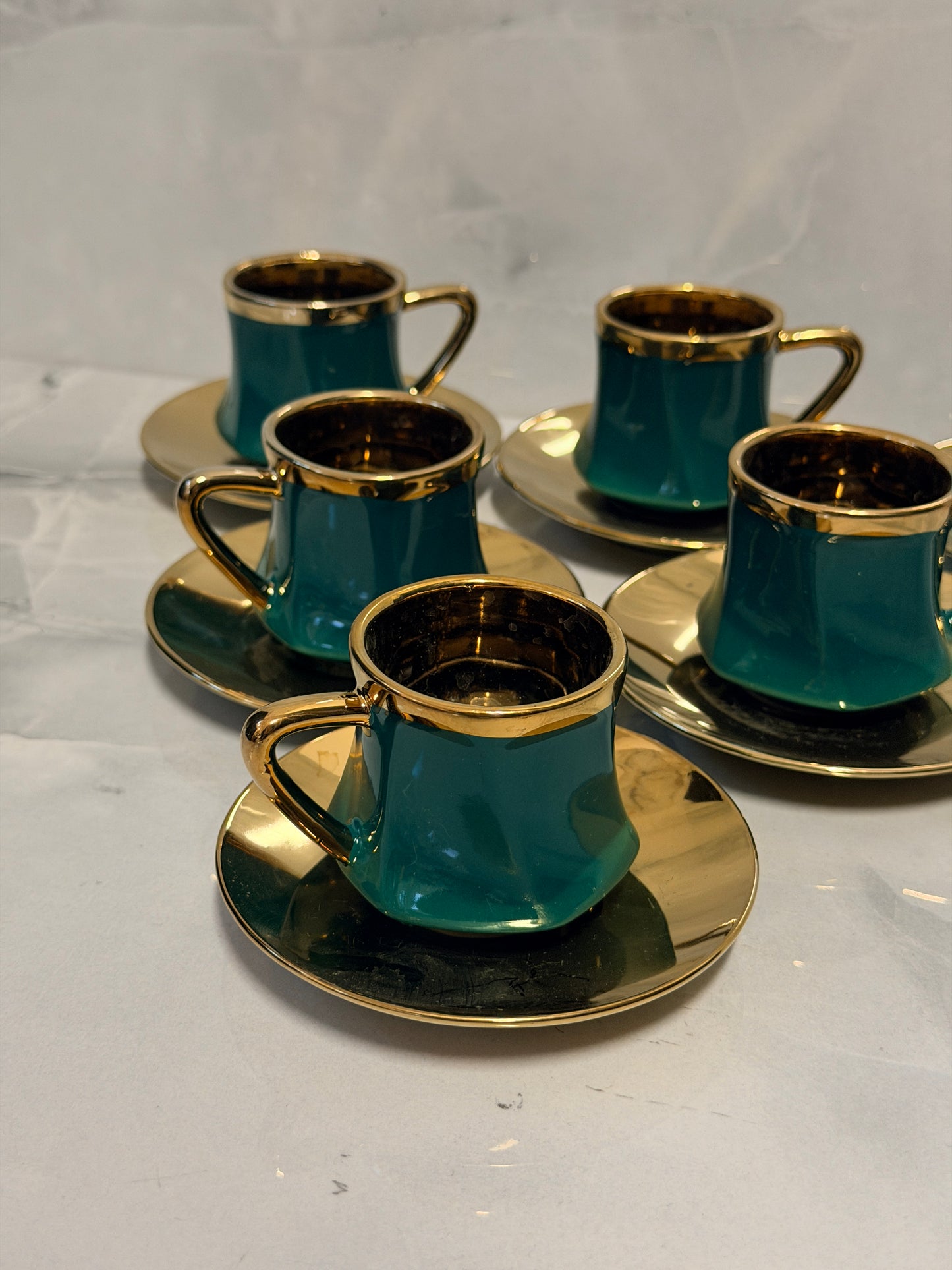 Exklusives Kaffeeset aus Smaragdkeramik